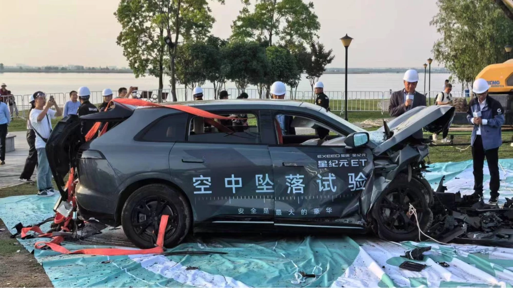 Кроссовер Exlantix ET скинули с высоты 10-этажного дома. Что из этого вышло кроссовер exeed exlantix et краш-тест сбоку