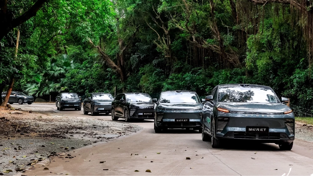 Exeed exlantix Et зелёный спереди в китае