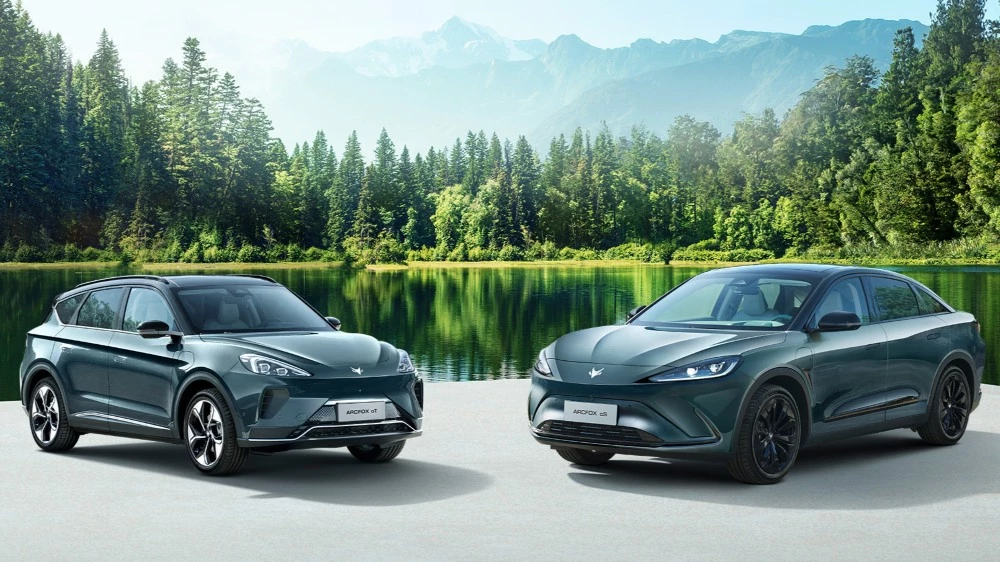 «Автотор» может начать собирать китайские электромобили Arcfox. Что это за марка? электромобили Arcfox сбоку спереди зелёные официальные изображения