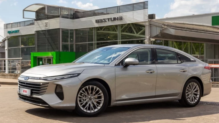 новый FAW Bestune B70 четвертого поколения в Беларуси сбоку спереди