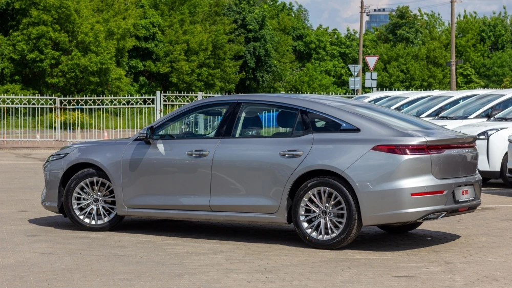 новый FAW Bestune B70 четвертого поколения в Беларуси сбоку сзади