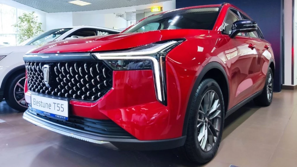 FAW Bestune T55 у дилера в автосалоне Аарон сбоку спереди