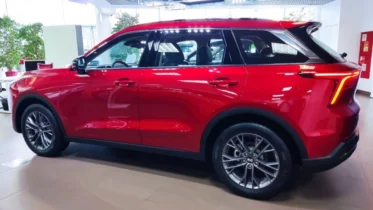 FAW Bestune T55 у дилера в автосалоне Аарон сбоку