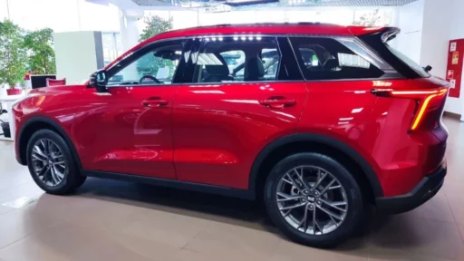 FAW Bestune T55 у дилера в автосалоне Аарон сбоку