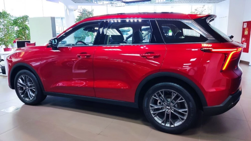 FAW Bestune T55 у дилера в автосалоне Аарон сбоку