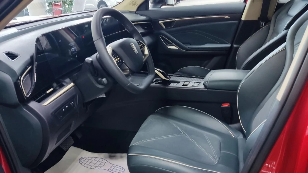 FAW Bestune T55 у дилера в автосалоне Аарон салон интерьер