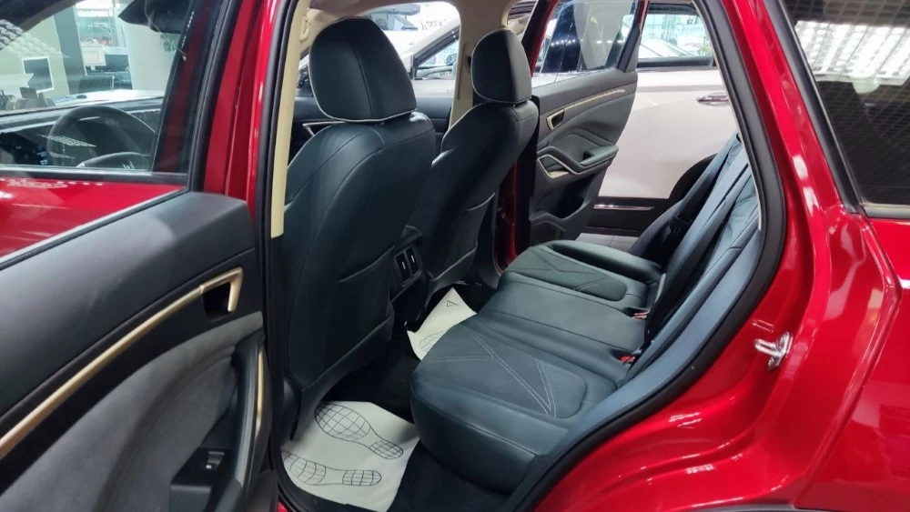 FAW Bestune T55 у дилера в автосалоне Аарон салон интерьер второй ряд