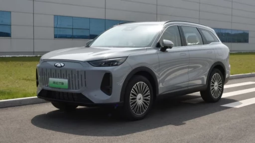 Гибридный кроссовер Chery Fulwin T9 сбоку спереди