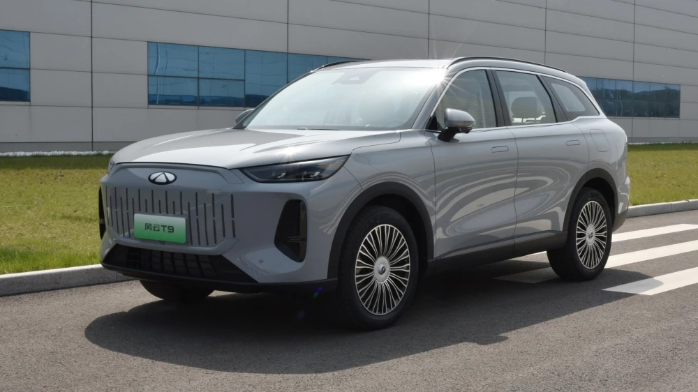 Гибридный кроссовер Chery Fulwin T9 сбоку спереди