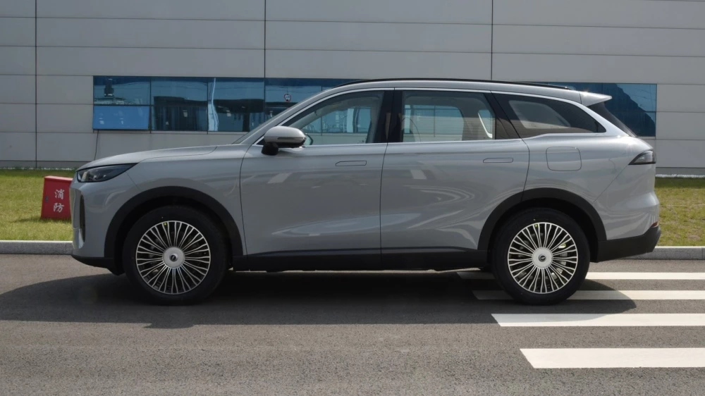 Гибридный кроссовер Chery Fulwin T9 сбоку