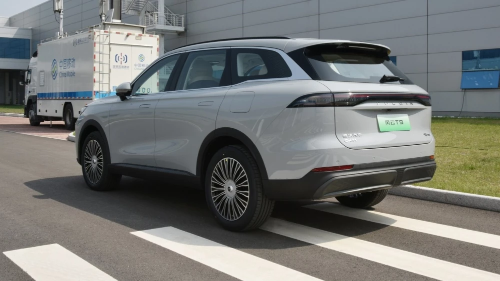 Гибридный кроссовер Chery Fulwin T9 сбоку сзади