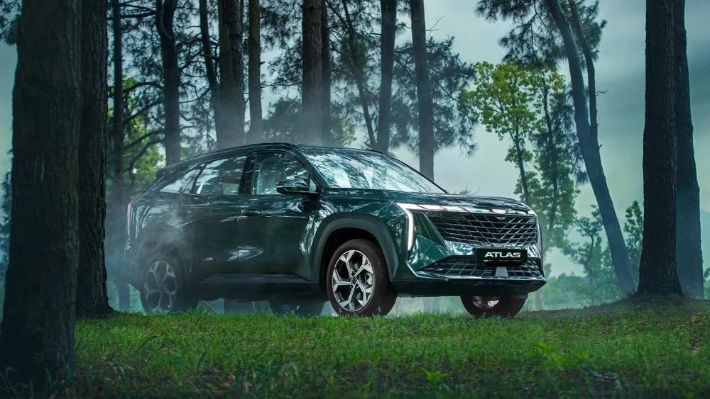 Geely Atlas сбоку спереди получит полный привод