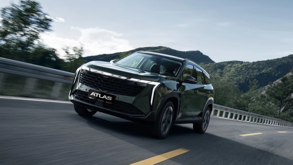Geely Atlas сбоку спереди в динамике получит полный привод