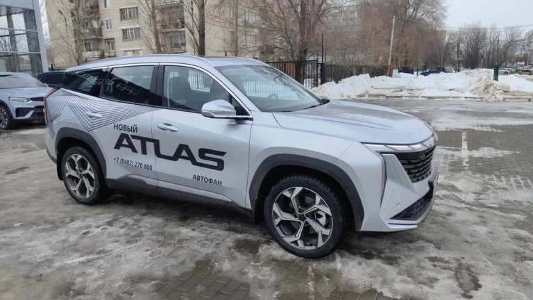 Geely Atlas тест Мишина сбоку спереди