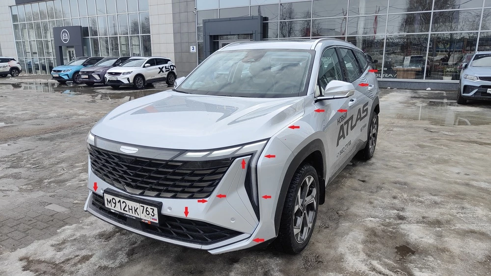 Geely Atlas тест Мишина сбоку спереди