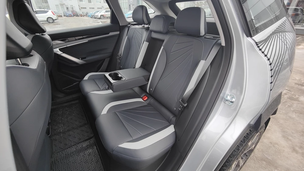 Geely Atlas тест Мишина салон интерьер второй ряд сиденья