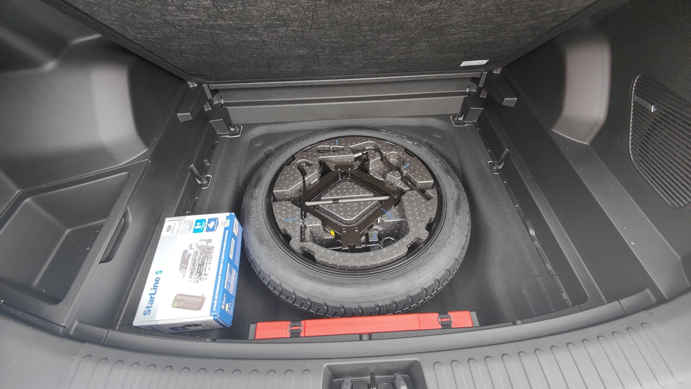 Geely Atlas тест Мишина салон интерьер багажник запасное колесо