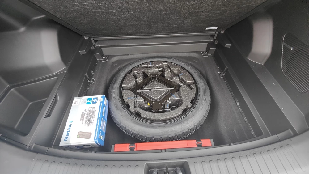 Geely Atlas тест Мишина салон интерьер багажник запасное колесо