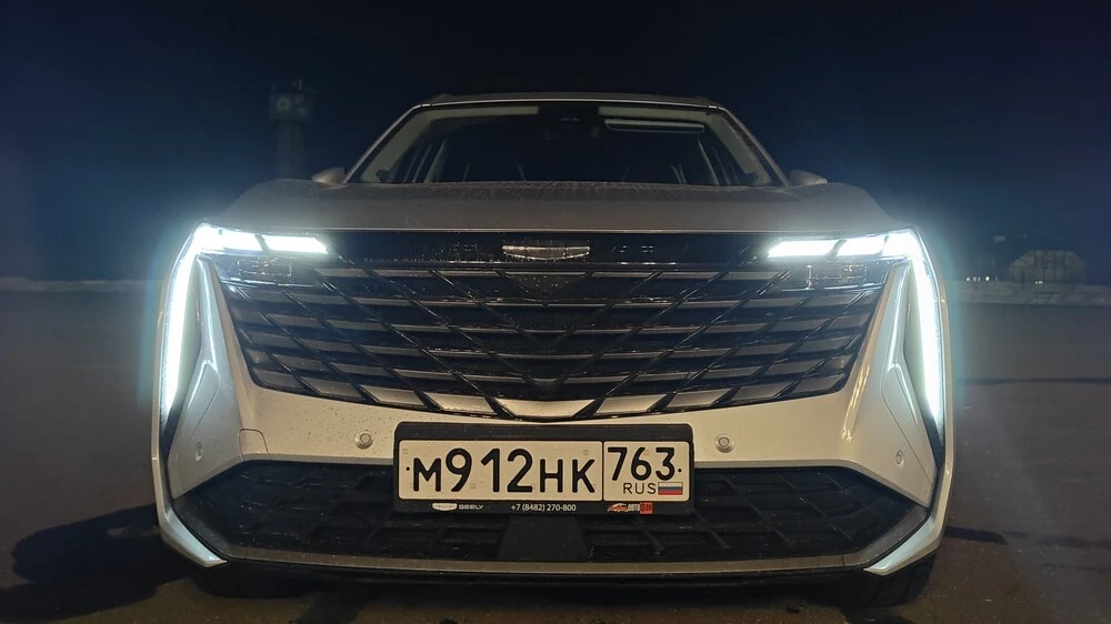Geely Atlas тест Мишина спереди ночной свет фары ДХО