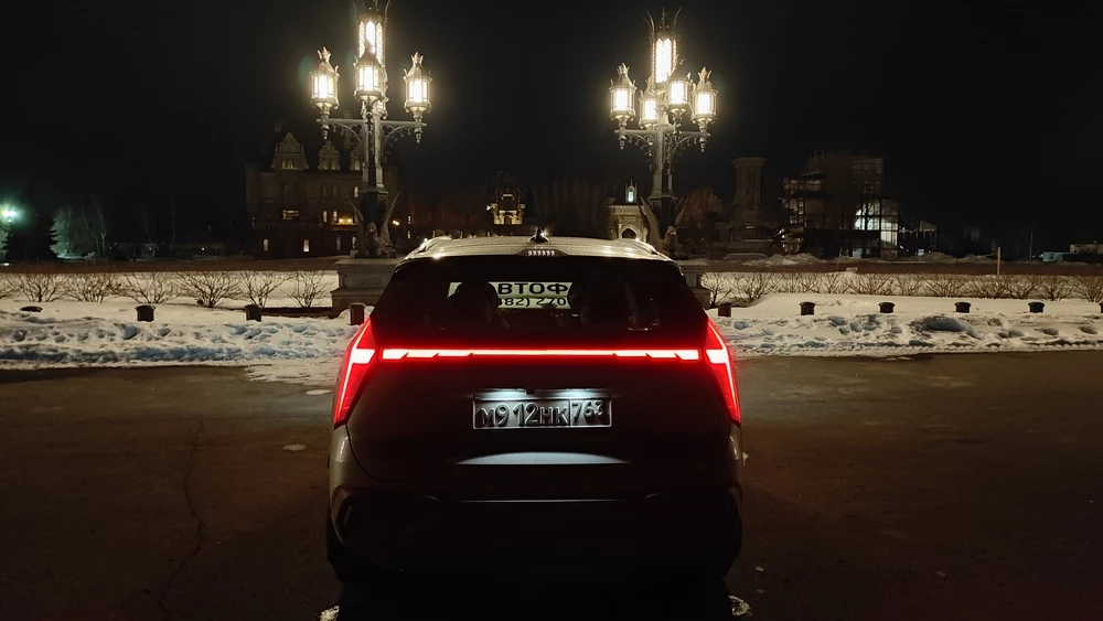 Geely Atlas тест Мишина сзади ночной свет фонари