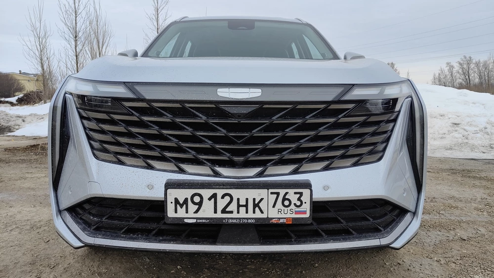 Geely Atlas тест Мишина спереди решетка фары
