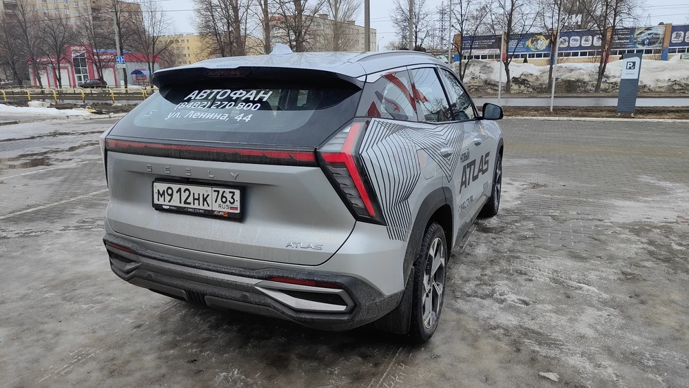 Geely Atlas тест Мишина сбоку сзади