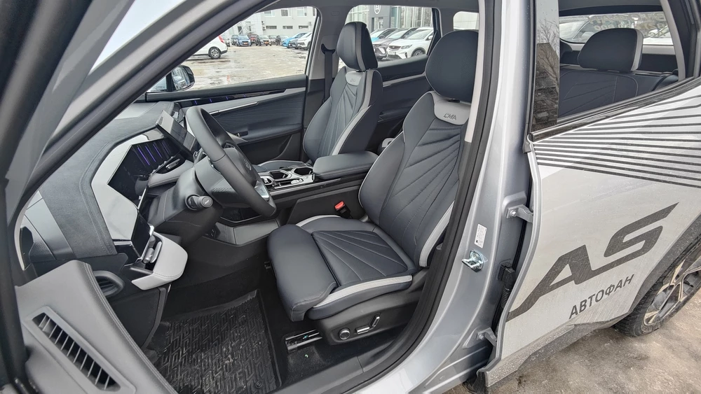 Geely Atlas тест Мишина салон интерьер первый ряд сиденья