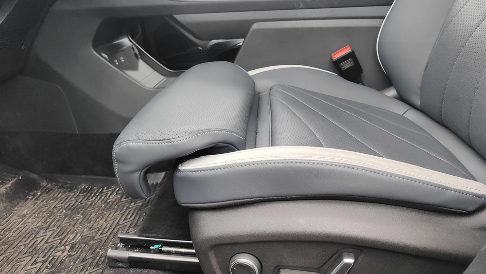 Geely Atlas тест Мишина салон интерьер первый ряд сиденья