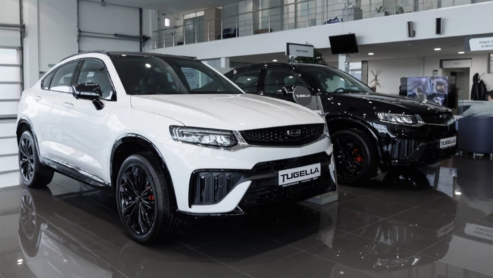GEELY БИЗНЕС КАР КАШИРСКИЙ продажи Geely Tugella спереди сбоку у дилера дирер в автосалоне