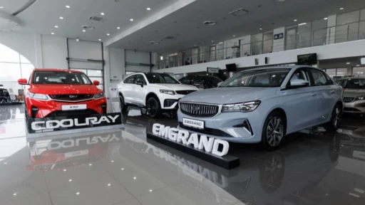 GEELY БИЗНЕС КАР КАШИРСКИЙ продажи Geely Emgrand спереди сбоку у дилера дирер в автосалоне
