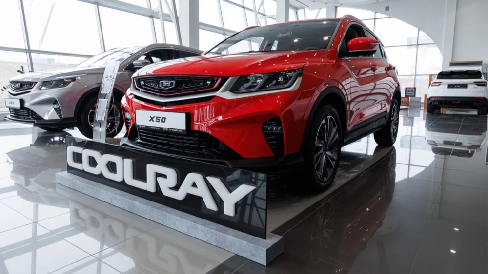 GEELY БИЗНЕС КАР КАШИРСКИЙ продажи Geely Coolray спереди сбоку у дилера дирер в автосалоне