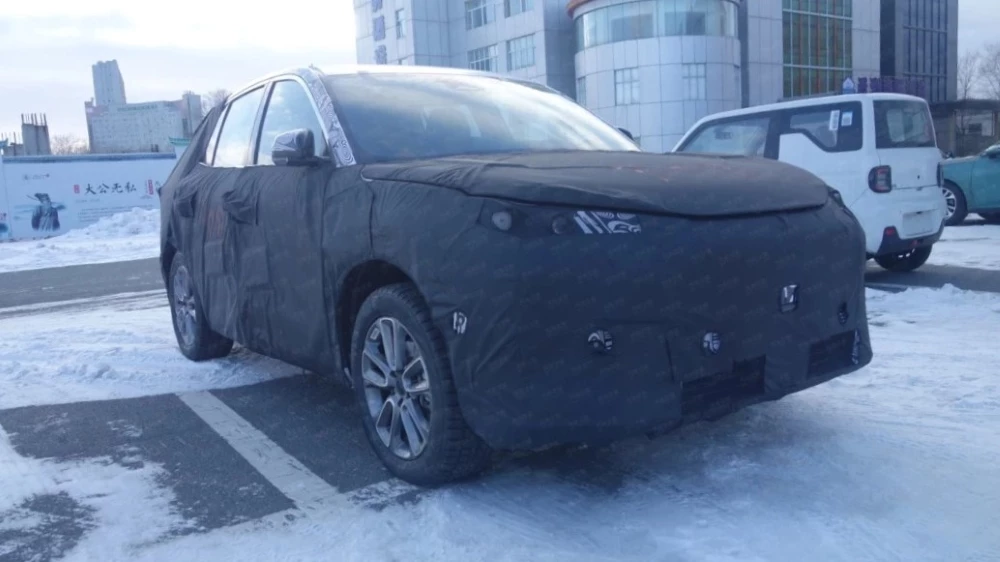 Geely Galaxy L5 спереди сбоку шпионское фото