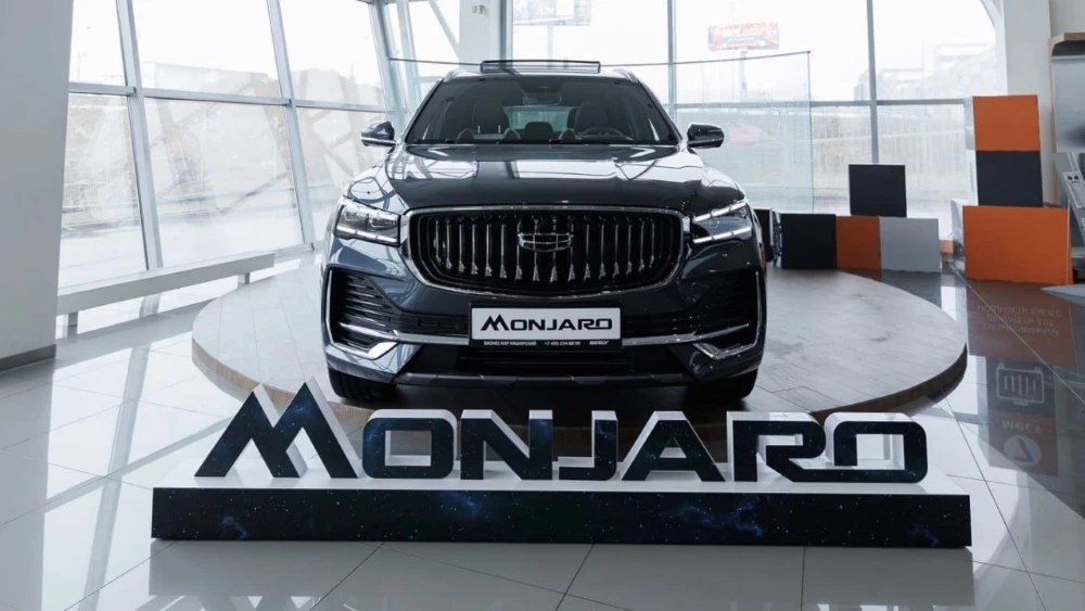 GEELY БИЗНЕС КАР Лосиный остров Monjaro спереди у дилера в автосалоне новый