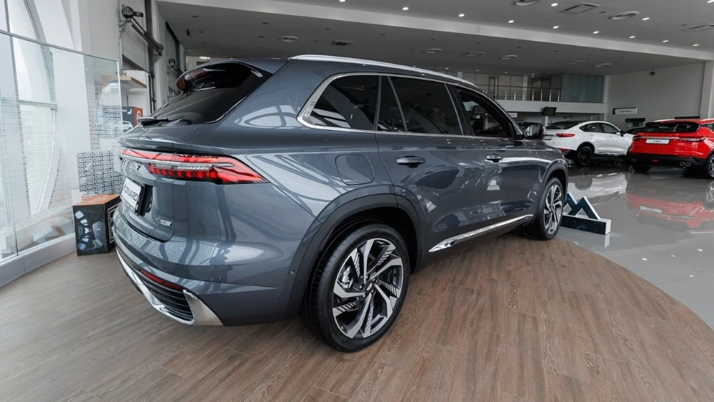 GEELY БИЗНЕС КАР Лосиный остров Monjaro сбоку сзади у дилера в автосалоне новый