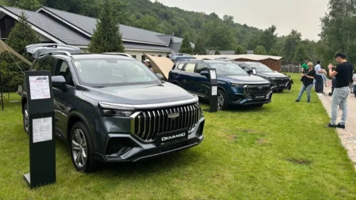 Кроссоверы Geely Okavango сбоку спереди преимущества