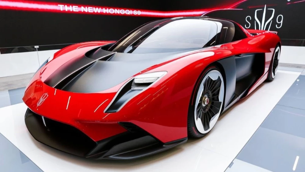 Гиперкар Hongqi S9 сбоку спереди