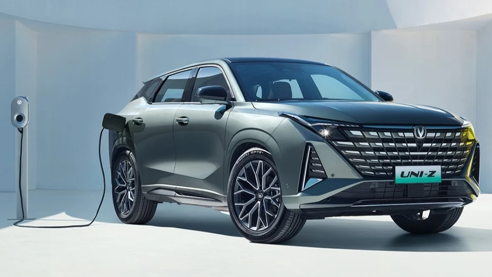 кроссовер Changan Uni-Z спереди сбоку