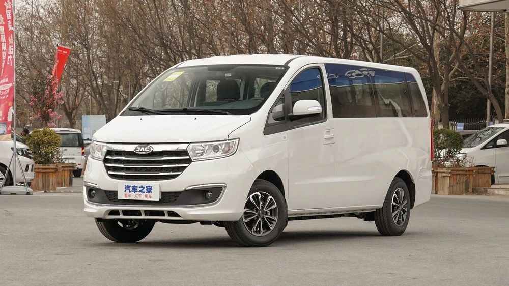 Электрический минивэн JAC Refine E3 спереди сбоку