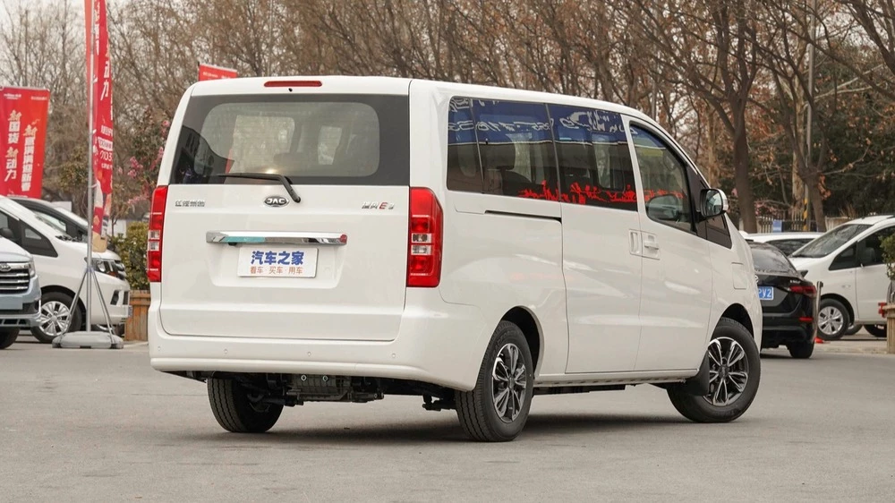 Электрический минивэн JAC Refine E3 сзади сбоку