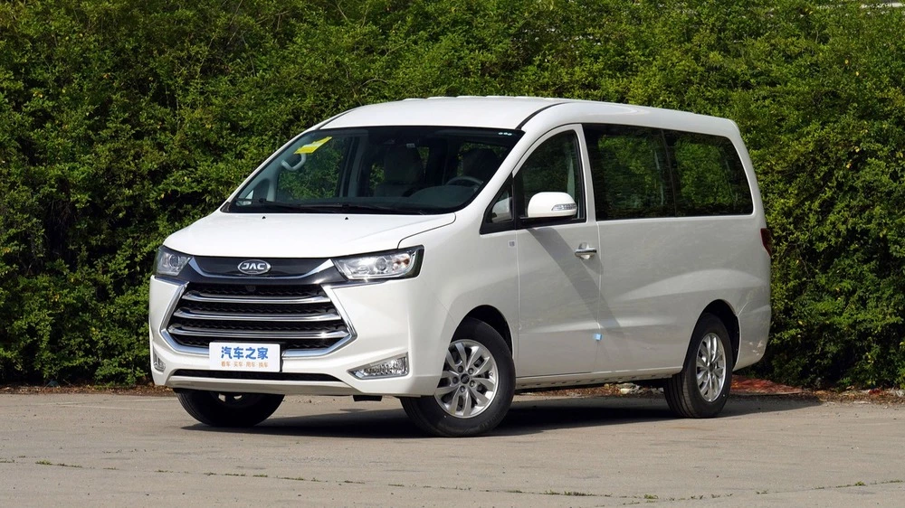 Электрический минивэн JAC Refine E3 сбоку спереди