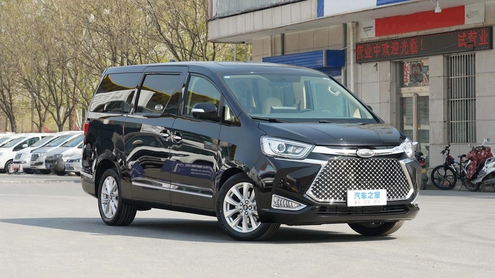 Минивэн JAC Refine L6 Max спереди сбоку
