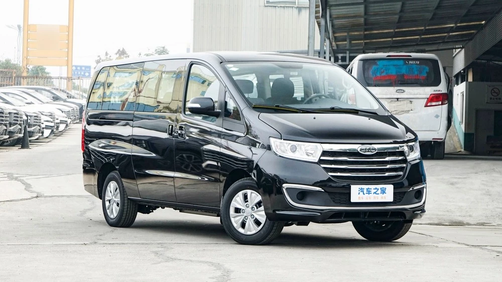 Минивэн JAC Refine M3 сбоку спереди