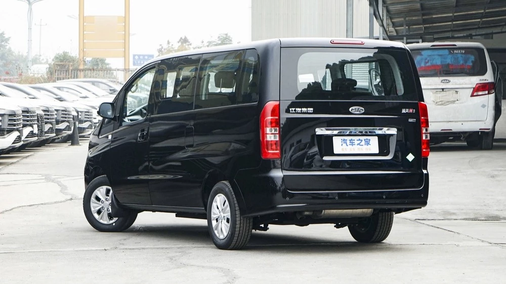 Минивэн JAC Refine M3 сбоку сзади