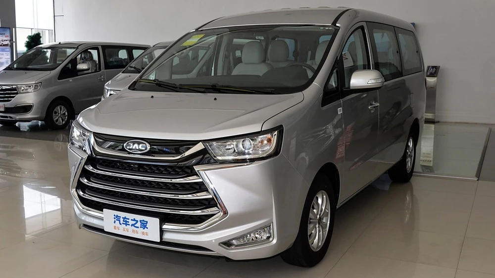 Минивэн JAC Refine M4 спереди сбоку