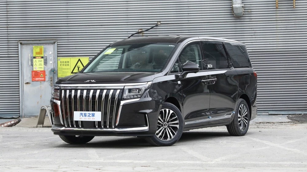 Минивэн JAC Refine RF8 сбоку спереди