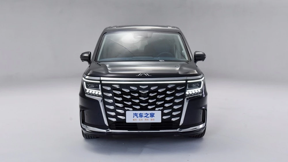 Гибридная версия минивэна JAC Refine RF8 спереди