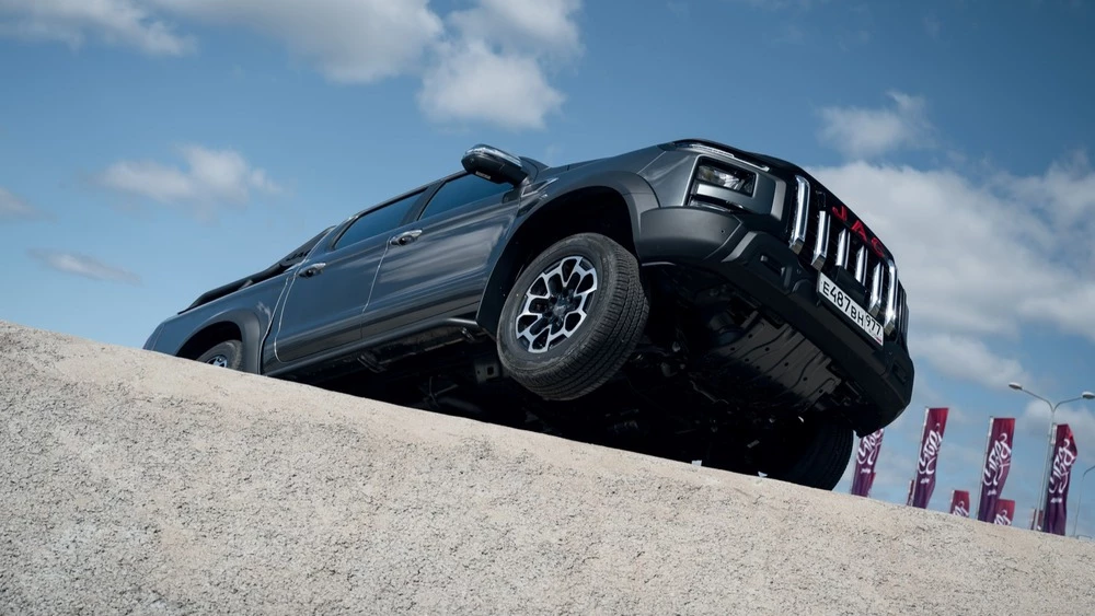 JAC T9 тест сбоку полный привод вывешивание