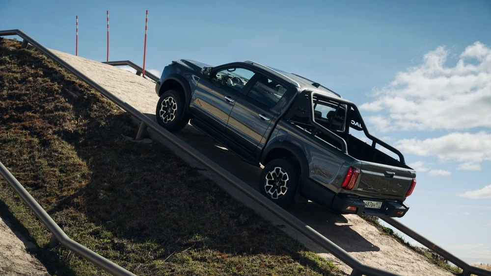 JAC T9 тест сбоку полный привод подъем