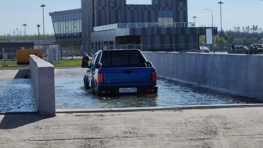 JAC T9 тест преодоление брода полный привод сзади в динамике