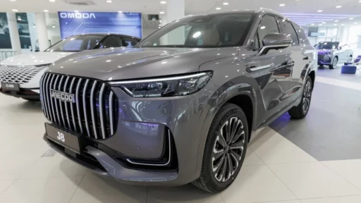 Jaecoo J8 спереди сбоку у дилера новый в автосалоне купить спереди сбоку балтавтотрейд-м
